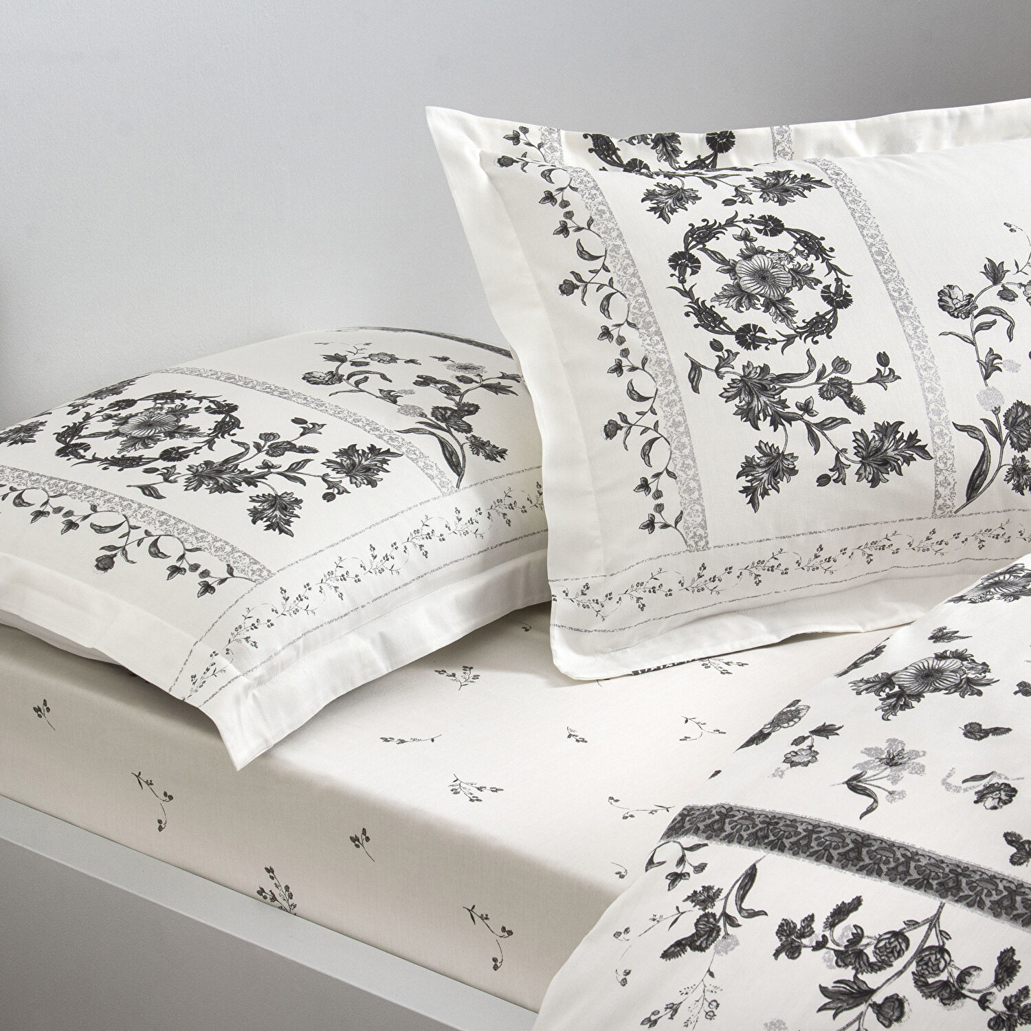 Taç Clymena Saten Çift Kişilik Nevresim Takımı Beyaz